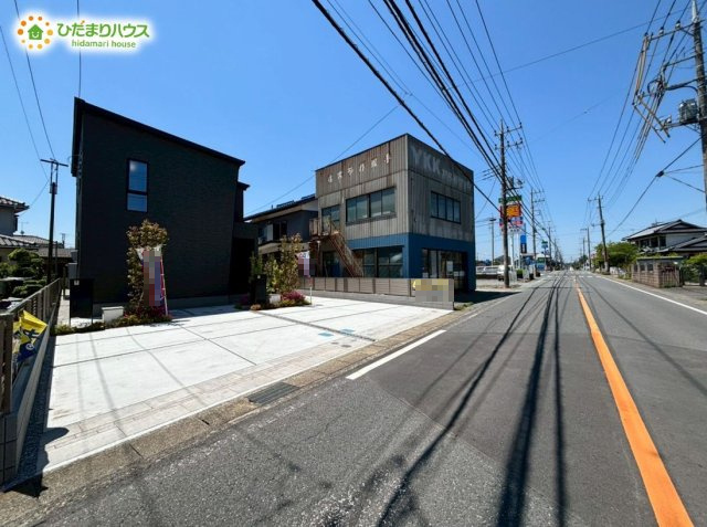 東松山市松山町　新築一戸建て　01の前面道路含む現地写真|前面道路8メートル以上☆
車の出入りもラクラク！