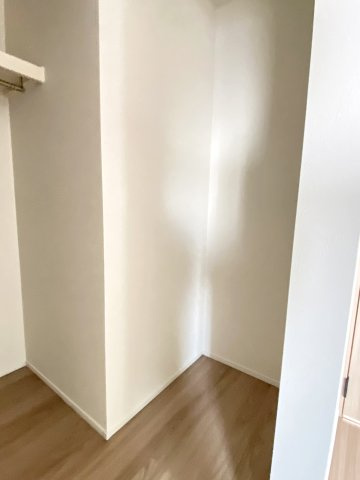 【江南市高屋町旭 2号棟】ワイド間口×LDK19.6帖の収納|8.0帖洋室収納
ウォークインクローゼット