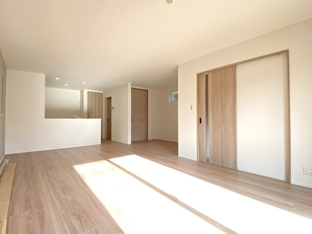 【江南市高屋町旭 2号棟】ワイド間口×LDK19.6帖の居間・リビング