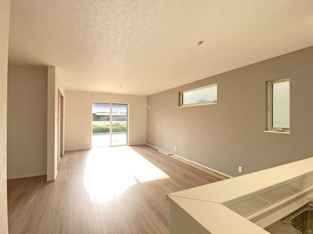 【江南市高屋町旭 2号棟】ワイド間口×LDK19.6帖の居間・リビング