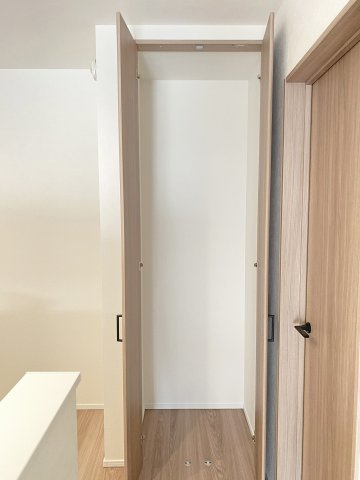 【江南市高屋町旭 2号棟】ワイド間口×LDK19.6帖の収納|パントリー