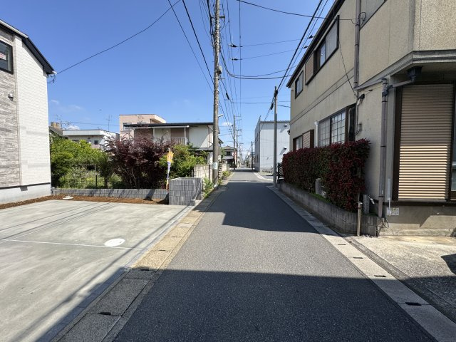 松戸市松飛台新築戸建【松飛台第二小学校：7分】の前面道路含む現地写真|東側前面道路
