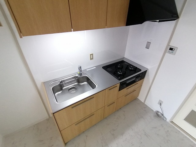 神戸市兵庫区上沢通７丁目の賃貸マンションのキッチン|システムキッチン（ガス3口）