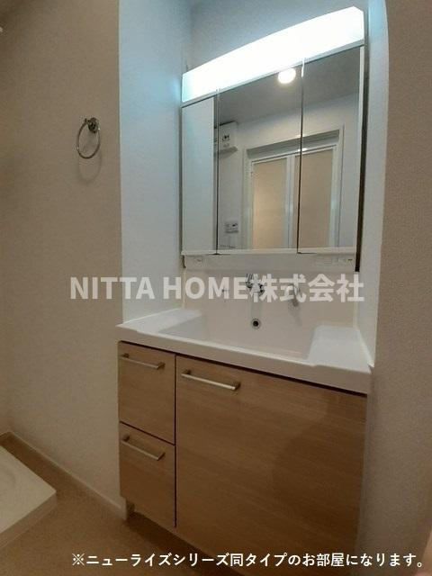 ハーモニー福知山　Ｄ棟の洗面所|【イメージ写真】独立洗髪洗面台や室内洗濯機置き場も設置◇