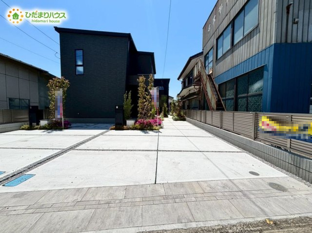 東松山市松山町　新築一戸建て　02の駐車場|急な来客時にも安心な、並列駐車2台まで可能です(^^♪					

