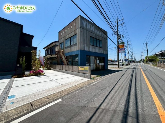 東松山市松山町　新築一戸建て　02の前面道路含む現地写真|前面道路幅8.1ｍ！
車の出入りもスムーズにできます！