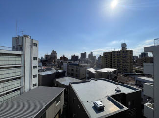 【展望】 | 眼前に広がる空の雄大さと、このお部屋の自慢の一つである「眺望」をご覧ください。毎日、この景色を独り占めできる新生活に夢が広がります。～即日のご見学可能～　お問合せはお気軽にどうぞ。
