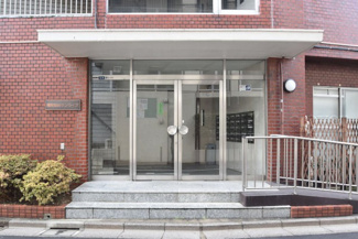 【エントランス】 | お客様を、そして住人を出迎えてくれるマンションのエントランス。ゴミが落ちていないことからも、管理状態の良さや住民の節度の高さが見て取れます。～即日のご見学可能～　お問合せはお気軽にどうぞ。
