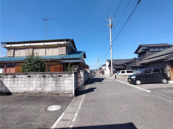 売戸建住宅の前面道路含む現地写真