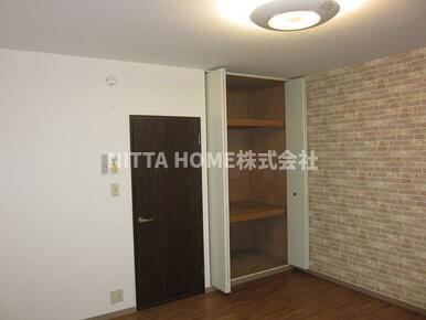 ナビハイム柏原の内装|洋室には収納がついています◎