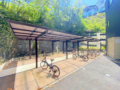 【その他共用部分】 | メゾンカリーノ牛田新町NO1 | 駐輪場は屋根付きなので雨のにも困りません
