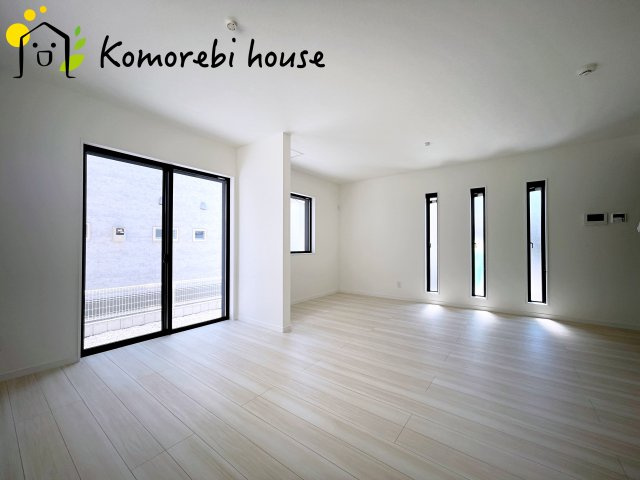 桶川市上日出谷南　2期　ピュアガーデン　新築一戸建て　01の居間・リビング|こちらの居間で趣味の時間をお楽しみください