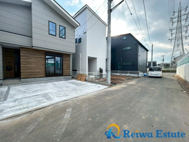 新築戸建　茅ヶ崎市香川1丁目の前面道路含む現地写真|スーパー約650ｍ、コンビニ約450ｍと徒歩圏内に買い物施設が点在しております。