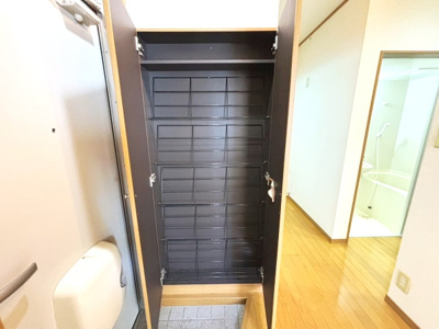 【玄関】 | エムケーレジデンス | 収納力のあるシューズボックス付の玄関