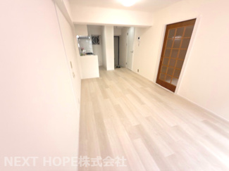 【居間・リビング】 | シェトア塚口第一 | LDKは約10.5帖です♪バルコニーに面した明るく開放的な室内です！！令和７年5月室内リフォーム済みです！お待たせ無しで即ご入居していただけます！！素敵な室内をぜひ現地でご確認ください！