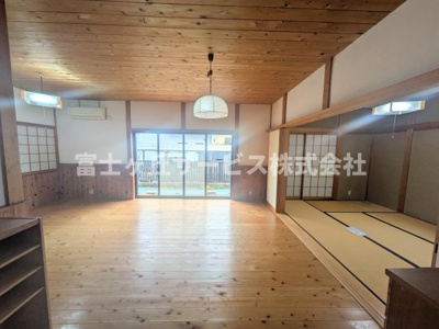 【居間・リビング】 | 袋井市愛野 中古戸建て | リビングです