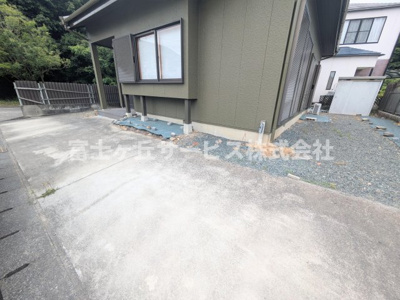 【駐車場】 | 袋井市愛野 中古戸建て | １台駐車可能です