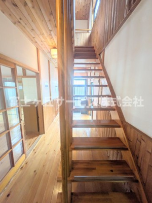 【その他】 | 袋井市愛野 中古戸建て | 玄関からの階段です