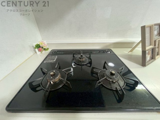 多数の調理器具を同時に使用でき、料理の効率化が可能。省エネで節約になり、様々な料理スタイルに適応できます。また、火力調整が独立しており、手入れや掃除もしやすく、今よりもっとお料理が楽しくなるかも。