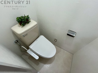 温水洗浄便座付トイレは温水洗浄機能により、暖かい水でおしりを洗浄することができ、冷たい水を使う従来の便座に比べ、温水洗浄機能で暖かいトイレを提供し、快適な使用を可能にします。