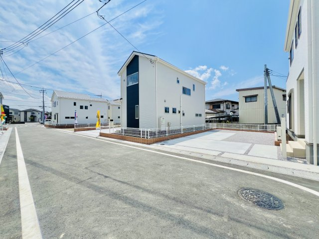 藤岡市上戸塚の前面道路含む現地写真|閑静な住宅街で、車の通りも少なく駐車も楽々♪