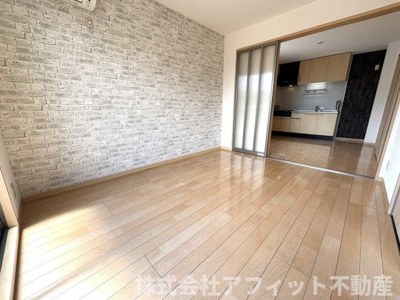 【居間・リビング】 | グレース曙C棟 | キッチン側の洋室5.9帖