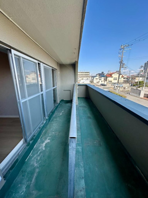 【バルコニー】 | メゾンドール羽衣 | 開放的で明るい空間を演出してくれるバルコニーです