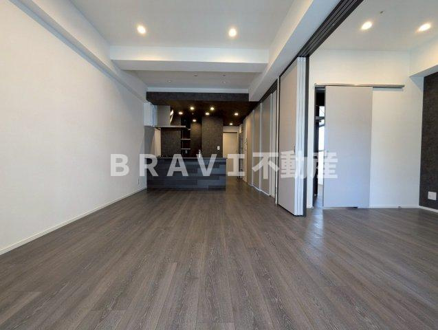 コンフォリア・リヴ谷町四丁目 BRAVI不動産の居間・リビング