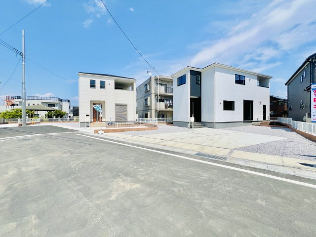 藤岡市上戸塚の前面道路含む現地写真|駐車スペースを確保しながらお庭のスペースも♪