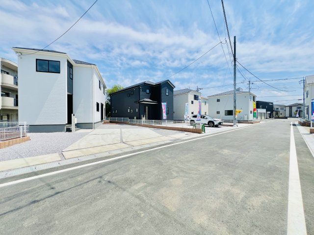 藤岡市上戸塚の前面道路含む現地写真|閑静な住宅街で、車の通りも少なく駐車も楽々♪