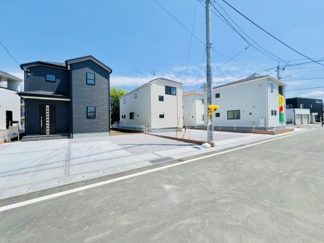 藤岡市上戸塚の前面道路含む現地写真|閑静な住宅街で、車の通りも少なく駐車も楽々♪