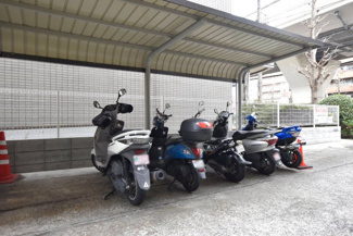 【駐車場】 | バイク置き場。空き区画の有無や駐輪料金、サイズおよび排気量規定などについては、改めてお問い合わせください。～即日のご見学可能～　お問合せはお気軽にどうぞ。