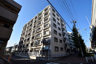 【外観】 | 手入れの行き届いた外壁やエントランスなど、「見ればわかる」レベルで清潔感を保ったマンションです。築年数を感じさせない姿で皆様をお出迎えします。～即日のご見学可能～　お問合せはお気軽にどうぞ。