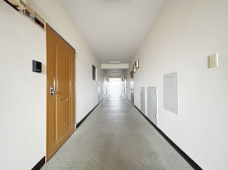 【その他共用部分】 | マンションの共用廊下です。きれいに清掃されています。周囲のお部屋の様子も、ぜひ伺ってみてください。～即日のご見学可能～　お問合せはお気軽にどうぞ。