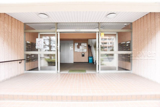 【エントランス】 | お客様を、そして住人を出迎えてくれるマンションのエントランス。ゴミが落ちていないことからも、管理状態の良さや住民の節度の高さが見て取れます。～即日のご見学可能～　お問合せはお気軽にどうぞ。