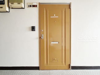 【その他共用部分】 | 皆様をお迎えする、お部屋の玄関ドア。開けやすさや開放角度、ドアノブの操作しやすさや鍵の形状などを、現地で一度ご確認ください。～即日のご見学可能～　お問合せはお気軽にどうぞ。