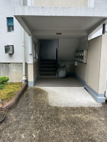 富田第二住宅70号棟のエントランス