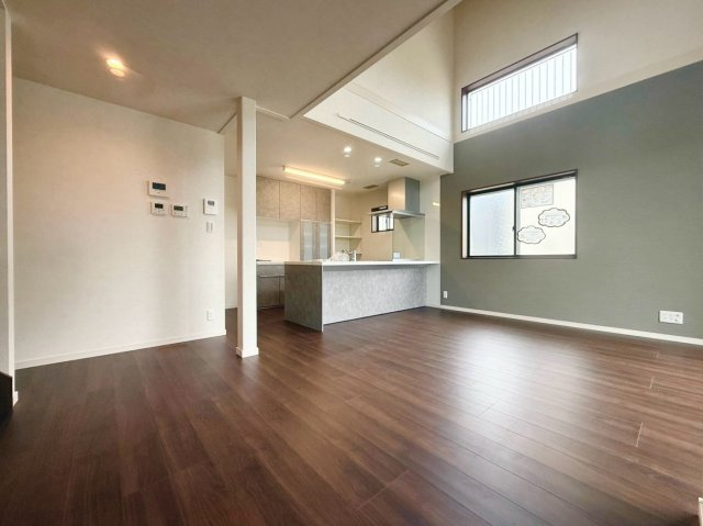 守山市小島町5号棟　新築戸建ての居間・リビング|吹抜けのある開放的なLDKは18.8帖あります。