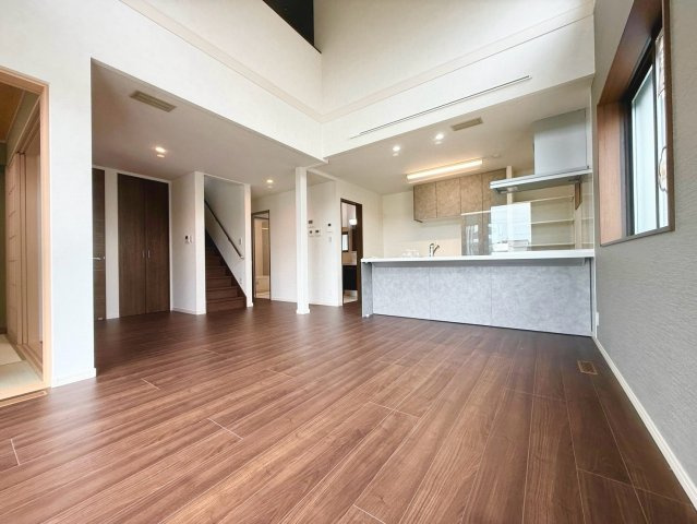 守山市小島町5号棟　新築戸建ての居間・リビング|ご家族同士のコミュニケーションが取りやすいリビング階段を採用。