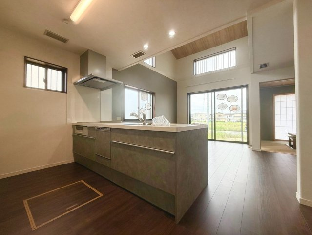 守山市小島町5号棟　新築戸建てのキッチン|家事をしながらでもご家族とお話をしたり、テレビを観ることができる対面式キッチンです。