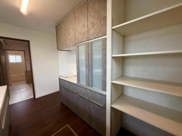 守山市小島町5号棟　新築戸建てのキッチン|システムキッチンと同デザインで統一感のあるカップボード付きです。