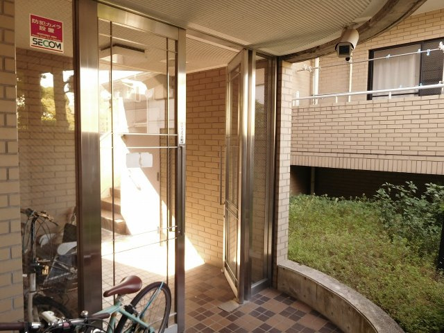 西落合フラットのエントランス