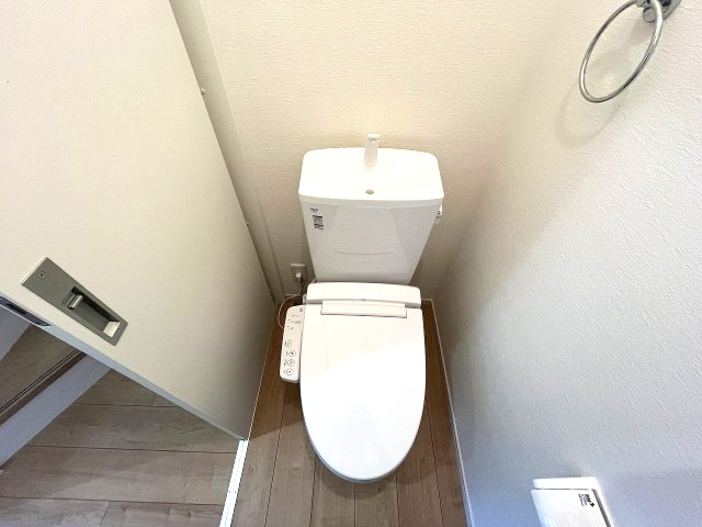 熱田区五番町2期　新築戸建　1号棟のトイレ|白を基調とした内装はいつでも明るく清潔な印象。ゲストにも気持ちよく使っていただける空間です。