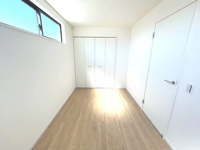 熱田区五番町2期　新築戸建　1号棟の洋室|どんな色の家具やインテリアも馴染むシンプルな内装は、あなたらしい空間づくりを存分に楽しめます。