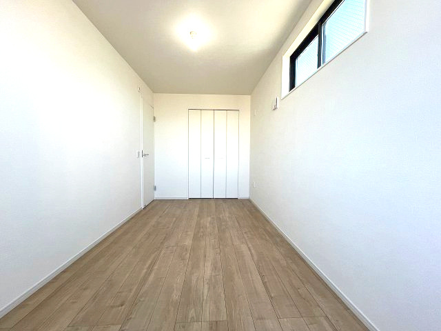 熱田区五番町2期　新築戸建　1号棟の洋室|無駄を省いたシンプルなデザインは自由なレイアウトを可能にします。あなたのライフスタイルに合わせて多様な使い方ができる汎用性の高さが魅力です。