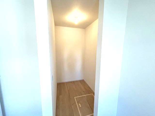 熱田区五番町2期　新築戸建　1号棟の収納|姿見を置いてコーディネートをチェックしたりちょっとした着替えもできるウォークインクローゼットは多機能な空間です。