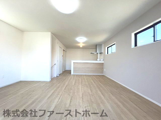 熱田区五番町2期　新築戸建　1号棟の居間・リビング|落ち着いた色合いのフローリングとどんなインテリアにも合わせやすいシンプルな壁面。お好みの家具を置いてあなただけの理想の空間がつくれます。