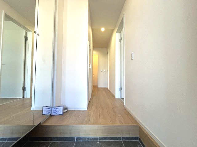 熱田区五番町2期　新築戸建　1号棟の玄関|収納が完備されているのでご家族の靴がスッキリ片付きます。
家の顔となる部分なので綺麗な状態でお客様を迎えられるのは嬉しい要素です♪