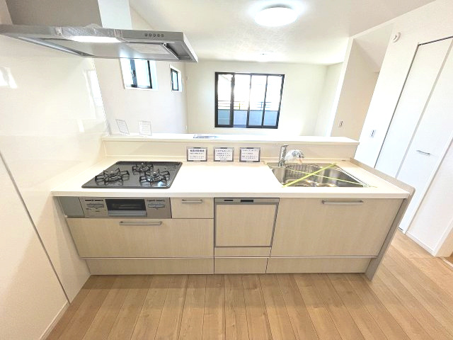 熱田区五番町2期　新築戸建　1号棟のキッチン|料理をするのが楽しくなる清潔感あふれるシステムキッチン。広々とした調理スペースと三口コンロで、快適にお料理を楽しめます。