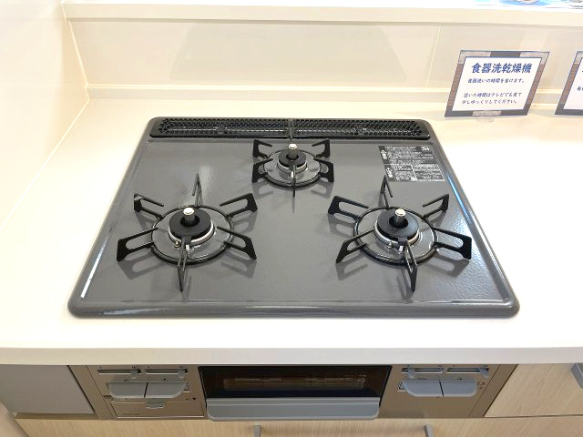 熱田区五番町2期　新築戸建　1号棟のキッチン|調理の効率を格段に上げる3口ガスコンロを搭載。同時に複数の料理が手際よく進められ、忙しい毎日をサポートします。